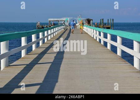 Un couple apprécie le quai de pêche Bokeelia situé à la pointe nord de Pine Island, en Floride, sur le port de Charlotte avant l'ouragan Ian Banque D'Images