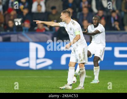 Plzen, République tchèque, on 12. 2022 OCTOBRE : Joshua Kimmich (6, FC Bayern Muenchen, Dayot Upametano pendant le match de Championsleague entre le club de football Victoria PLZEN et le FC Bayern Muenchen, dans l'arène Doosan, stade à PLZEN, République Tchèque sur 12 octobre. Copyright et photo par Boris SCHUMACHER/ATP images crédit: SPP Sport presse photo. /Alamy Live News Banque D'Images