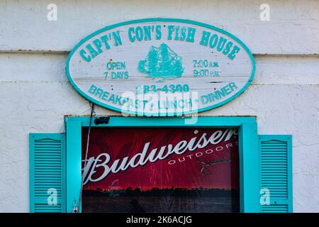 Le panneau turquoise et blanc au-dessus d'une fenêtre pour la maison de poissons du Capt'n con à Bokeelia, en Floride, sur Pine Island, dans le style ancien du sud-ouest de la Floride Banque D'Images