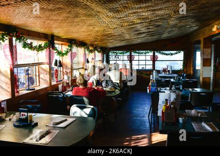 Intérieur de la maison de poissons du Capt'n con avec des gens qui apprécient les fruits de mer dans le décor de l'île à Bokeelia, FL sur Pine Island, avant l'ouragan Ian. Banque D'Images