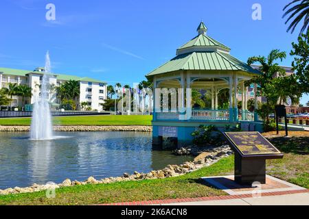 Fontaine de la liberté dans le lac et gradens à côté de la Gazabo dans le parc des vétérans de Laishley Park, Punta Gorda, Charlotte County, FL Banque D'Images