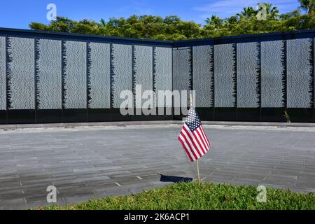 Un drapeau américain unique devant le mur commémoratif des vétérans du sud-ouest de la Floride à Laishley Park, Punta Gorda, FL, dans le comté de Charlotte Banque D'Images