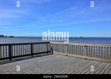 Vue à distance du pont Gilchrist traversant la rivière de la paix entre Port Charlotte et Punta Gorda, en Floride, à partir d'un sentier récréatif avec observatio Banque D'Images