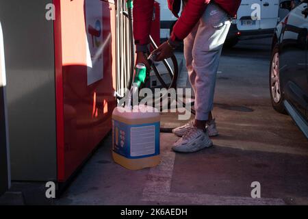 Les clients font la file d'attente pour obtenir du carburant dans une station-service TotalEnergies sur le périphérique de Paris, en France, mercredi à 12 octobre 2022. Les travailleurs français en grève du pétrole ont voté pour poursuivre leur action industrielle, ce qui a entraîné des pénuries dans les stations-service à travers le pays. Ils ont réagi avec colère après que le gouvernement ait déclaré qu'il utiliserait des pouvoirs obligatoires pour forcer certains d'entre eux à retourner au travail. La grève, au cours de sa troisième semaine, a fermé six des sept raffineries de pétrole françaises. Photo de Florian Poitout/ABACAPRESS.COM Banque D'Images