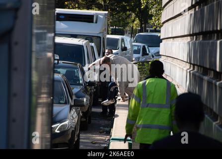 Les clients font la file d'attente pour obtenir du carburant dans une station-service TotalEnergies sur le périphérique de Paris, en France, mercredi à 12 octobre 2022. Les travailleurs français en grève du pétrole ont voté pour poursuivre leur action industrielle, ce qui a entraîné des pénuries dans les stations-service à travers le pays. Ils ont réagi avec colère après que le gouvernement ait déclaré qu'il utiliserait des pouvoirs obligatoires pour forcer certains d'entre eux à retourner au travail. La grève, au cours de sa troisième semaine, a fermé six des sept raffineries de pétrole françaises. Photo de Florian Poitout/ABACAPRESS.COM Banque D'Images