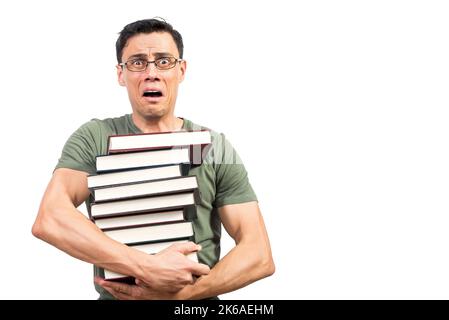 Un homme effrayant élève avec des livres regardant l'appareil photo Banque D'Images