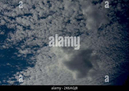 Je trouve les nuages fascinants - leurs formes et nuances qui changent sans cesse rendent toujours le ciel intéressant. Les cumulus sont le type le plus courant. Banque D'Images