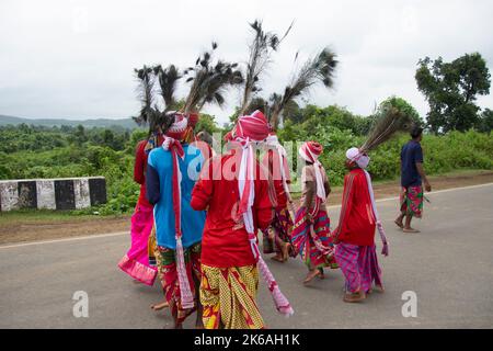 Des tribus dansant folklorique dans une zone forestière à Ajodhya Hills Purulia, Bengale occidental Banque D'Images