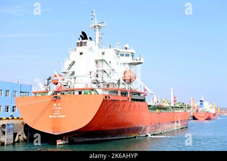 QINGDAO, CHINE - le 12 OCTOBRE 2022 - les navires de Freighters chargent des matières premières chimiques au quai chimique du port de Dongjiakou à Qingdao, dans le port de Shandong, en Chine, Banque D'Images