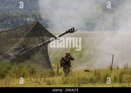 Manille, Philippines. 13th octobre 2022. LES marins AMÉRICAINS ont incendié leurs canons à obusiers lors d'un exercice militaire conjoint entre les États-Unis et les Philippines, baptisé « Kamandag », signifiant « coopération des guerriers de la mer » dans les CAPAS, province de Tarlac au nord de Manille, Philippines. 13 octobre 2022. Les jeux de guerre auxquels ont participé des militaires japonais et sud-coréens ont impliqué des exercices combinés de tirs en direct, ainsi que des opérations aériennes et amphibies dans et autour des îles Philippines, dans un climat de tensions en mer de Chine méridionale et dans le détroit de Taiwan. (Credit image: © Basilio Sepe/ZUMA Press Wire) Credit: ZUMA Press, Inc./Alamy Banque D'Images