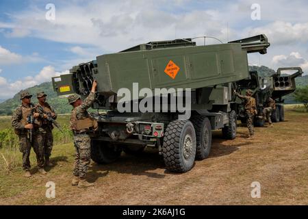 Manille, Philippines. 13th octobre 2022. LES marines AMÉRICAINES préparent un camion de lancement transportant le système de fusée d'artillerie à haute mobilité (HImars) lors d'un exercice militaire conjoint États-Unis-Philippines baptisé « Kamandag » signifiant « coopération des guerriers de la mer » dans les CAPAS, province de Tarlac, au nord de Manille, Philippines. 13 octobre 2022. Les jeux de guerre, auxquels ont participé des militaires japonais et sud-coréens, ont impliqué des exercices combinés de tirs en direct ainsi que des opérations aériennes et amphibies dans et autour des îles Philippines, dans un climat de tensions en mer de Chine méridionale et dans le détroit de Taiwan. (Image de crédit : © Credi Banque D'Images