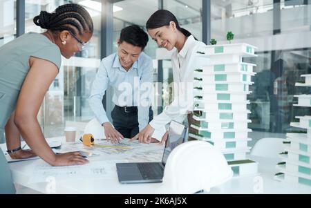 Équipe, architecte et discussion sur la construction dans le bureau pour la construction, la planification et la nouvelle stratégie de collaboration.Plan directeur, travail d'équipe et groupe d'ingénieurs Banque D'Images