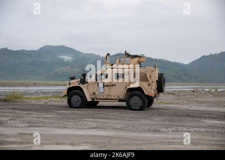 Manille, Philippines. 13th octobre 2022. Un MRAP américain (Mine Resistant Ambush Protected) a blindé des manufs de véhicule lors d'un exercice militaire conjoint États-Unis-Philippines surnommé 'Kamandag' signifiant 'Cooperation of the Warriors of the Sea'' dans les CAPAS, province de Tarlac au nord de Manille, Philippines. 13 octobre 2022. Les jeux de guerre, auxquels ont participé des militaires japonais et sud-coréens, ont impliqué des exercices combinés de tirs en direct ainsi que des opérations aériennes et amphibies dans et autour des îles Philippines, dans un climat de tensions en mer de Chine méridionale et dans le détroit de Taiwan. (Credit image: © Basilio Sepe/ZUMA Press Credi Banque D'Images