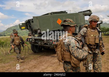 Manille, Philippines. 13th octobre 2022. LES marines AMÉRICAINES inspectent un camion de lancement transportant le système de fusée d'artillerie à haute mobilité (HImars) lors d'un exercice militaire conjoint États-Unis-Philippines baptisé « Kamandag » signifiant « coopération des guerriers de la mer » dans les CAPAS, province de Tarlac, au nord de Manille, Philippines. 13 octobre 2022. Les jeux de guerre, auxquels ont participé des militaires japonais et sud-coréens, ont impliqué des exercices combinés de tirs en direct ainsi que des opérations aériennes et amphibies dans et autour des îles Philippines, dans un climat de tensions en mer de Chine méridionale et dans le détroit de Taiwan. (Image de crédit : © Credi Banque D'Images