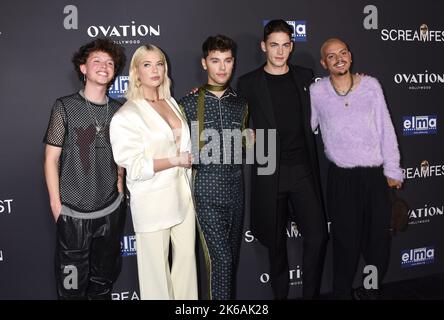 Hollywood, Californie, États-Unis. 12th octobre 2022. Jacob Sartorius, Ashley Benson, Max Harwood, héros Fiennes Tiffin et Evan Ross arrivant à la première « le garçon le plus solitaire du monde » qui s'est tenue aux théâtres chinois TCL 6 sur 12 octobre 2022 Hollywood, Californie © Janet Gough / AFF-USA.com Credit: AFF/Alamy Live News Banque D'Images