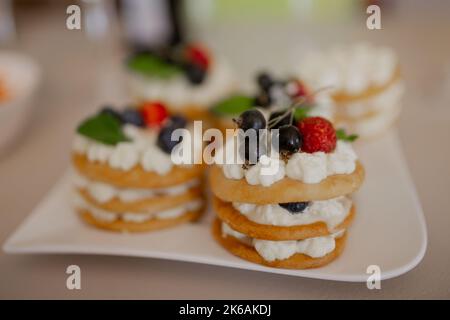 Gâteaux à la crème faits maison avec fruits frais Banque D'Images