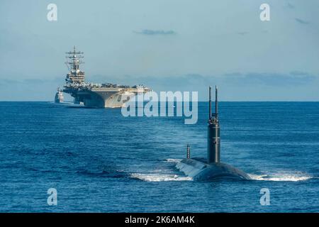 Corée du Sud. 30th septembre 2022. Le seul porte-avions de la marine américaine, le USS Ronald Reagan (CVN 76), un sous-marin d'attaque rapide de la marine américaine de Los Angeles, le croiseur de missiles guidés de la classe Ticonderoga USS Chancellorsville (CG 62), le destroyer de missiles guidés de la classe Arleigh Burke USS Benfold (DDG 65), la République de Corée (ROK) USS Munyer ROMH 976, le DDH Et le destroyer JS Asahi (DD 119) de la Force maritime d'autodéfense du Japon (JMSDF) se forme dans les eaux à l'est de la péninsule coréenne, septembre 30. Ronald Reagan, en tant que navire amiral de Carrier Strike Group (CSG) 5 est Banque D'Images