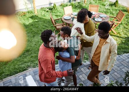 Vue de dessus de grande famille afro-américaine s'amuser pendant la fête d'été en plein air Banque D'Images