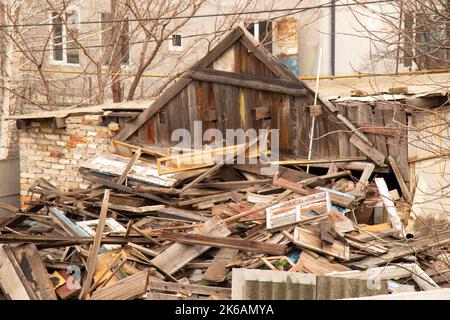 Ancienne maison en ruines couverte de planches en Ukraine Banque D'Images