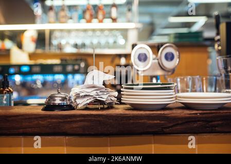 Comptoir avec commandes dans un café, fond flou Banque D'Images