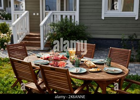 Image d'arrière-plan d'un cadre confortable avec table de pique-nique près de la maison de campagne, espace copie Banque D'Images