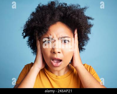 Non, non, non, ne me le dites pas. Une jeune femme attrayante debout seule sur fond bleu dans le studio et semble choquée. Banque D'Images