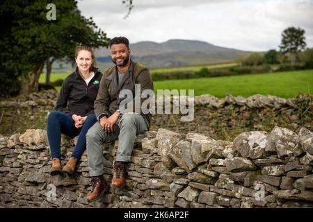 EDITORIAL UNIQUEMENT JB Gill (à droite) avec JO Lawrence, Manager senior d'Arla Foods en partenariat avec Arla Cravendale dans une ferme des Yorkshire Dales pour annoncer la sortie de « Everybody's Free A-Cowppella style », célébrant les marques Free to Graze standard, et un programme de SOINS plus large. Date de publication : jeudi 13 octobre 2022. Banque D'Images