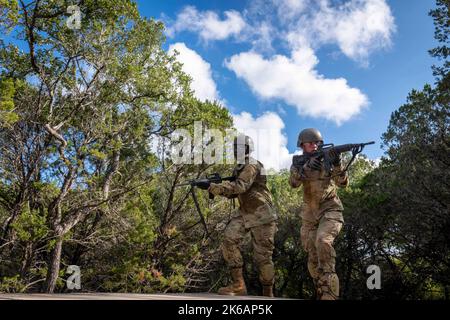 20 septembre 2022 - base conjointe San Antonio-Camp Bull, Texas, États-Unis - les stagiaires des forces de sécurité du 343rd e Escadron d'entraînement traversent une série d'obstacles lors du cours de base sur les tactiques et techniques individuelles de la base conjointe San Antonio - Camp Bullis le 20 septembre 2022. L'exercice est conçu pour enseigner aux stagiaires comment tirer, se déplacer et communiquer dans des environnements tactiques. L'escadre d'entraînement 37th et l'escadron d'entraînement 343rd assurent l'entraînement initial de toutes les forces de sécurité de la Force aérienne. Credit: US Air Force/ZUMA Press Wire Service/ZUMAPRESS.com/Alamy Live News Banque D'Images