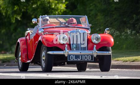 Voiture classique 1954 rouge à toit ouvert MG TD TF Banque D'Images