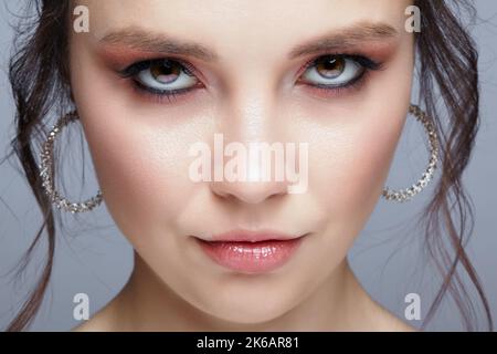 Gros plan sur le visage de la femme. Femme avec le visage naturel et les yeux maquillage beauté avec rose fumé yeux ombres à paupières Banque D'Images