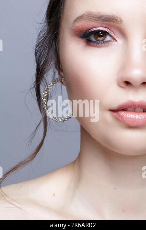 Gros plan sur le visage de la femme. Femme avec le visage naturel et les yeux maquillage beauté avec rose fumé yeux ombres à paupières Banque D'Images