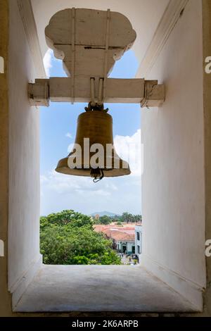 Une cloche dans la cathédrale-basilique de l'Assomption de la Sainte Vierge Marie sur le toit de Leon Banque D'Images