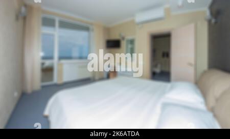 Photo floue et défocuée d'une chambre de luxe et moderne avec vue sur la mer dans le design intérieur de l'appartement de l'hôtel. Idéal pour l'arrière-plan. Banque D'Images