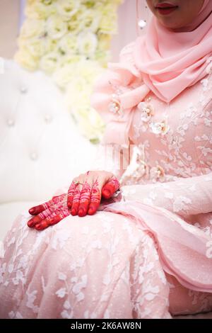 Le henné de mariée malais sculpté est magnifique et unique. Mise au point sélective. Banque D'Images