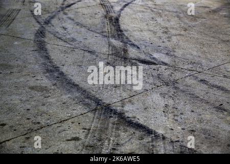 Détail des marques de pneus sur une route, courses de voitures illégales Banque D'Images