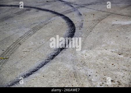 Détail des marques de pneus sur une route, courses de voitures illégales Banque D'Images