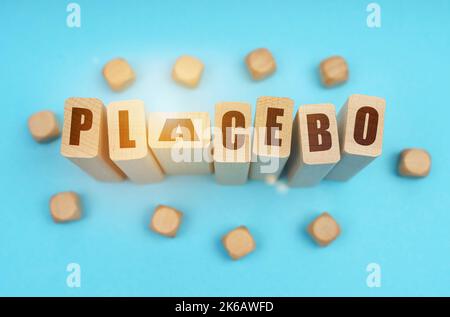 Concept de médecine. Sur fond bleu, cubes en bois et Jenga avec l'inscription - PLACEBO Banque D'Images