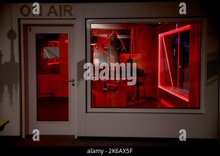 Berlin, Allemagne. 12th octobre 2022. Vue d'un studio audio dans le nouveau RTL Audio Center Berlin. Credit: Carsten Koall/dpa/Alay Live News Banque D'Images