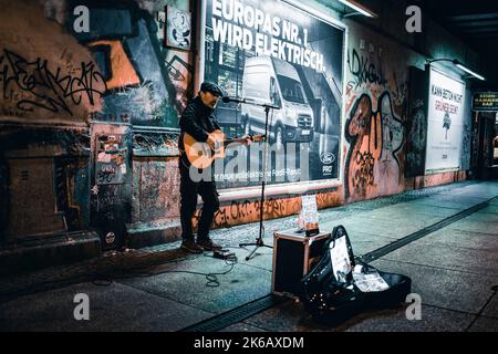 Un artiste de rue qui se présente à Alexanderplatz à Berlin Banque D'Images