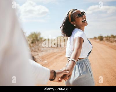 Heureux, safari et couple amour tenant les mains sur une lune de miel romantique vacances dehors en été. Romance, voyage et femme noire avec un grand Banque D'Images