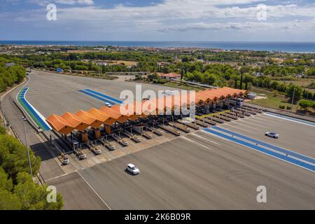 Vue aérienne du péage sur l'autoroute C-32 à Cubelles (Garraf, Barcelone, Catalogne, Espagne) ESP: Vista aérea del peaje en la autopista C-32. Espagne Banque D'Images