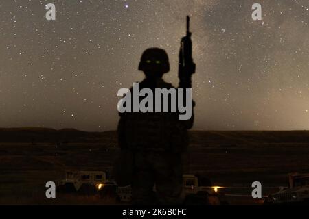 Colorado Springs, Colorado, États-Unis. 24th septembre 2022. Un soldat d'Ivy affecté au quartier général et au bataillon du quartier général, 4th, Division d'infanterie, observe la voie lactée lors d'un exercice de chasse au combat, le 24 septembre 2022, à fort Carson, Colorado. Les soldats Ivy sont des combattants en forme, disciplinés et intelligents; ils ont confiance en eux-mêmes, leurs coéquipiers, leurs dirigeants, leur équipement et leur unité. Crédit: Armée américaine/ZUMA Press Wire Service/ZUMAPRESS.com/Alamy Live News Banque D'Images