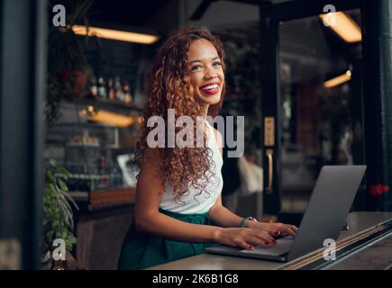 Femme africaine, ordinateur portable et travail à distance au restaurant écrivant des romans, recherche de contenu numérique ou rédacteur technique. Bonne fille, entrepreneur et Banque D'Images