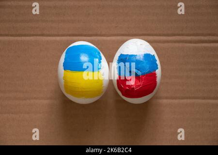 Deux oeufs de poulet, l'un avec le drapeau de la Russie est cassé et le second avec le drapeau de l'Ukraine est entier, la Russie a perdu la guerre, le pastica et la culture 2022 Banque D'Images