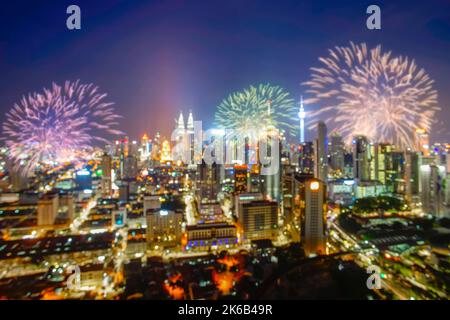 Image floue de Firecracker au-dessus de la ville de Kuala Lumpur sur le compte à rebours du nouvel an Banque D'Images