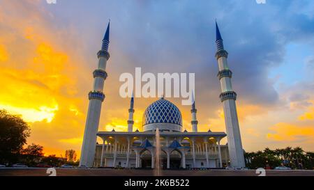 Coucher de soleil de Masjid Negeri Shah Alam ou bien connu officiellement comme mosquée du Sultan Salahuddin Abdul Aziz Shah. Banque D'Images