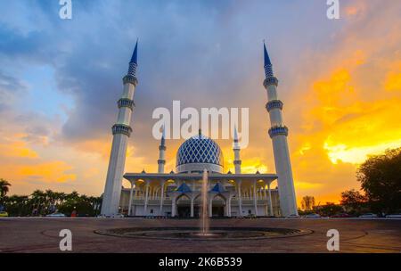 Coucher de soleil de Masjid Negeri Shah Alam ou bien connu officiellement comme mosquée du Sultan Salahuddin Abdul Aziz Shah Banque D'Images