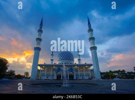 Coucher de soleil de Masjid Negeri Shah Alam ou bien connu officiellement comme mosquée du Sultan Salahuddin Abdul Aziz Shah. Banque D'Images