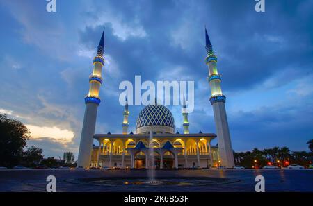 Coucher de soleil de Masjid Negeri Shah Alam ou bien connu officiellement comme mosquée du Sultan Salahuddin Abdul Aziz Shah Banque D'Images