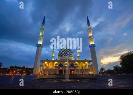 Coucher de soleil de Masjid Negeri Shah Alam ou bien connu officiellement comme mosquée du Sultan Salahuddin Abdul Aziz Shah Banque D'Images